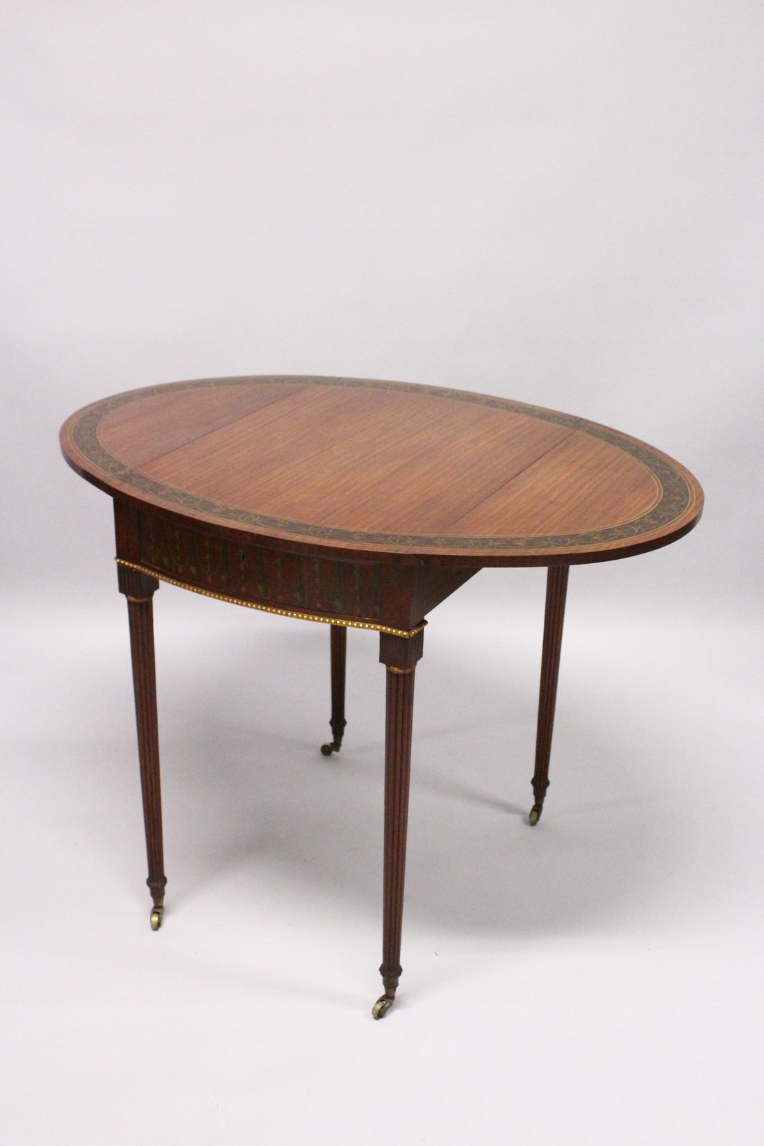 A VERY GOOD EDWARDIAN MAHOGANY AND PAINTED PEMBROOKE TABLE, PROBABLY GILLOW, the oval top painted - Image 6 of 17