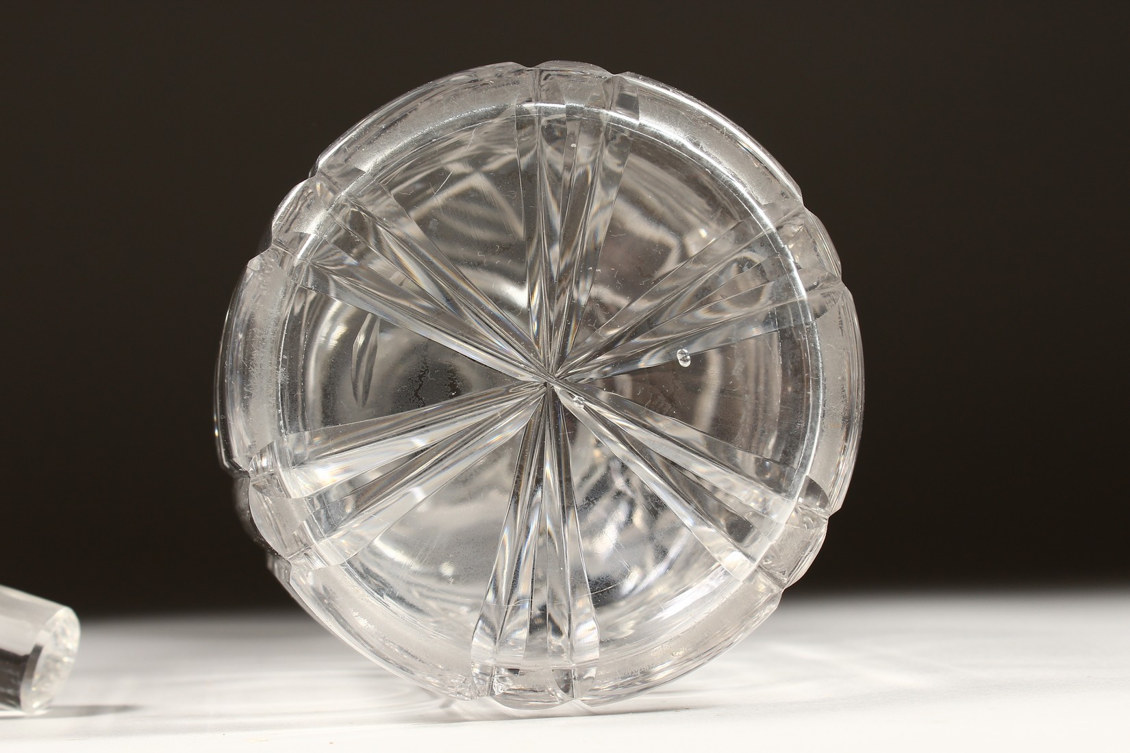 A HEXAGONAL CUT GLASS DECANTER AND STOPPER - Image 5 of 5