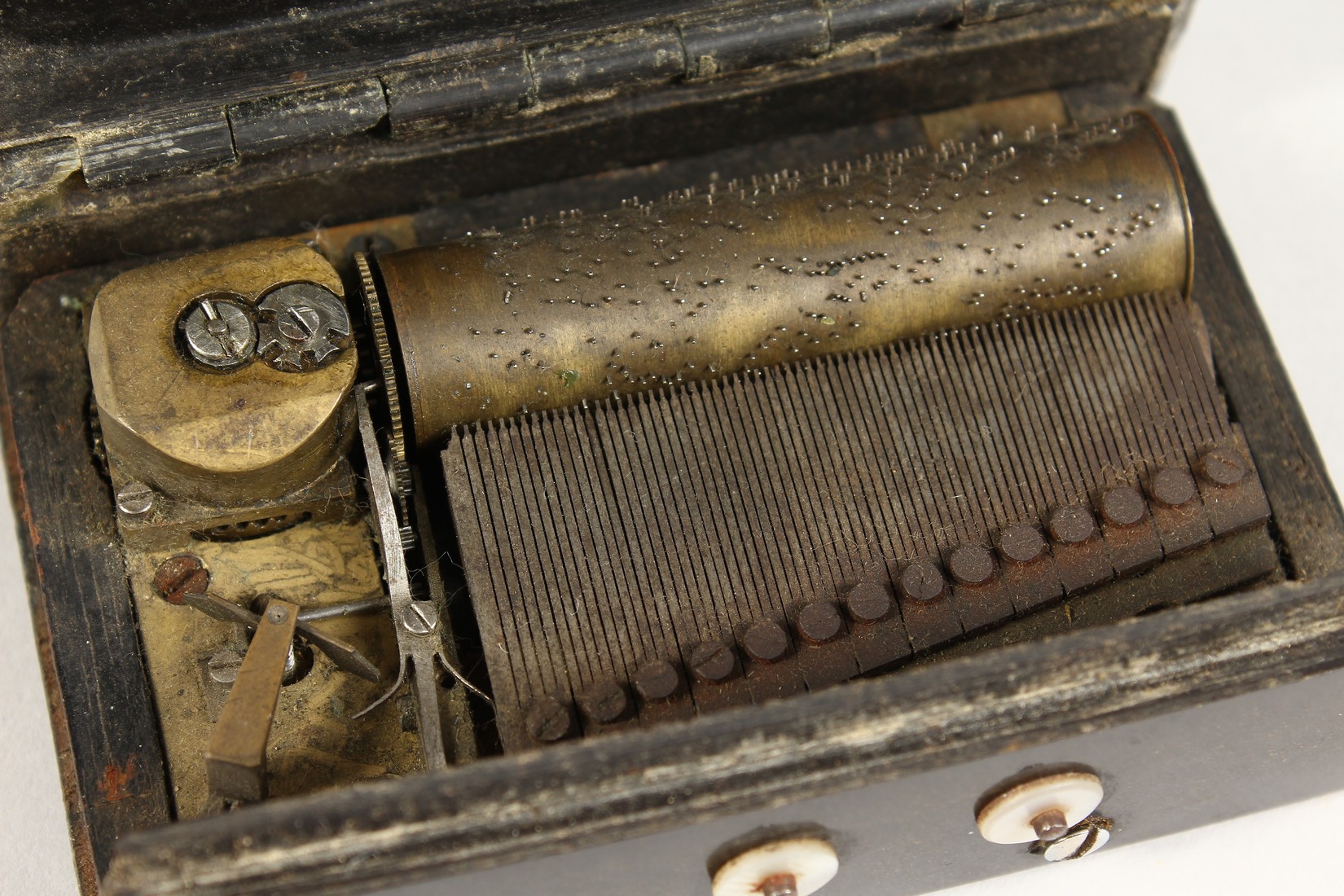 A GOOD SMALL 19TH CENTURY BAKELITE CASED TRAVELLING MUSICAL BOX 4.5ins long, 2.5ins deep 1.5ins - Image 5 of 5