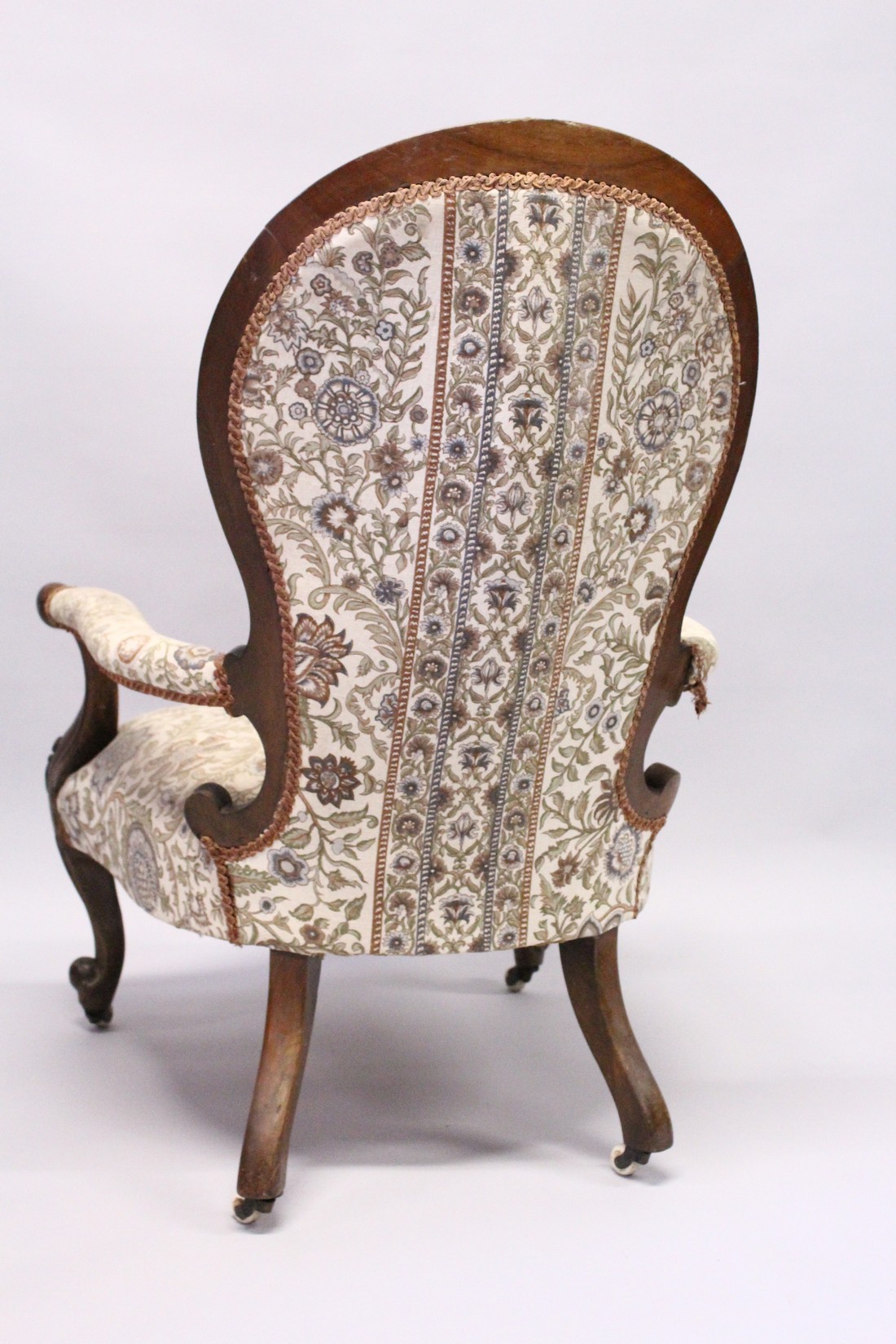 A GOOD VICTORIAN MAHOGANY SPOON BACK ARMCHAIR, open arms, sepentine fronted seat on cabriole legs, - Image 5 of 5