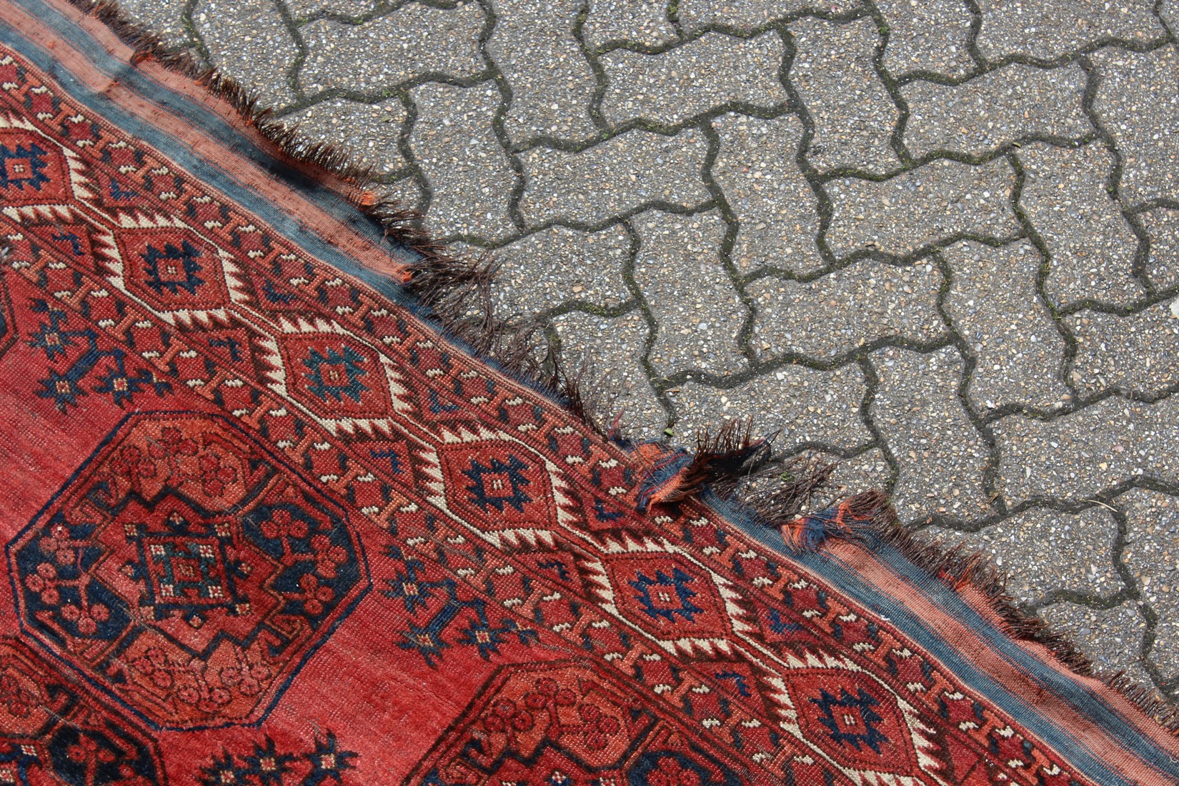 A PERSIAN CARPET with pad foot design. 9ft long x 7ft wide. - Image 2 of 2