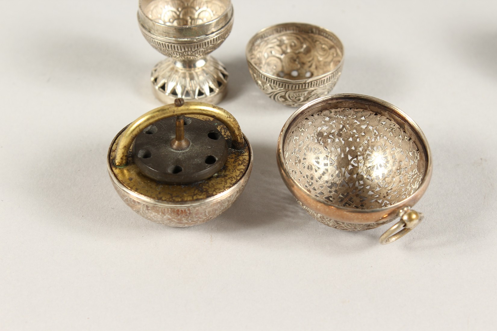 A MINIATURE SILVER PEPPERETTE, scent bottle and 3 other items (5). - Image 3 of 3