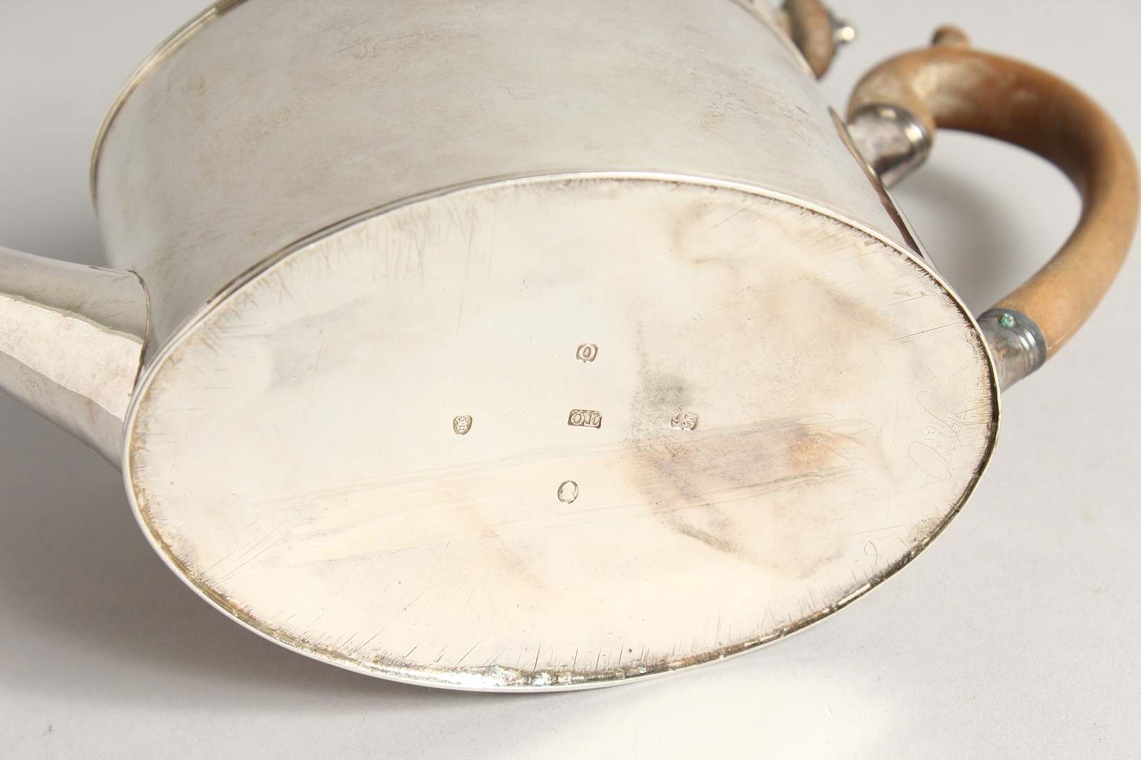 A GEORGE III PLAIN SILVER OVAL TEA POT and cover with wooden handles. London 1789, maker I. O. - Image 4 of 5