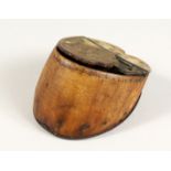 A HOOF HORN SNUFF BOX 3.5ins