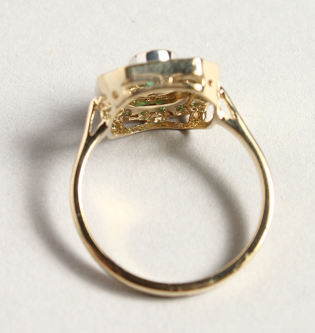 A 9CT GOLD EMERALD AND DIAMOND DECO STYLE RING - Image 3 of 5