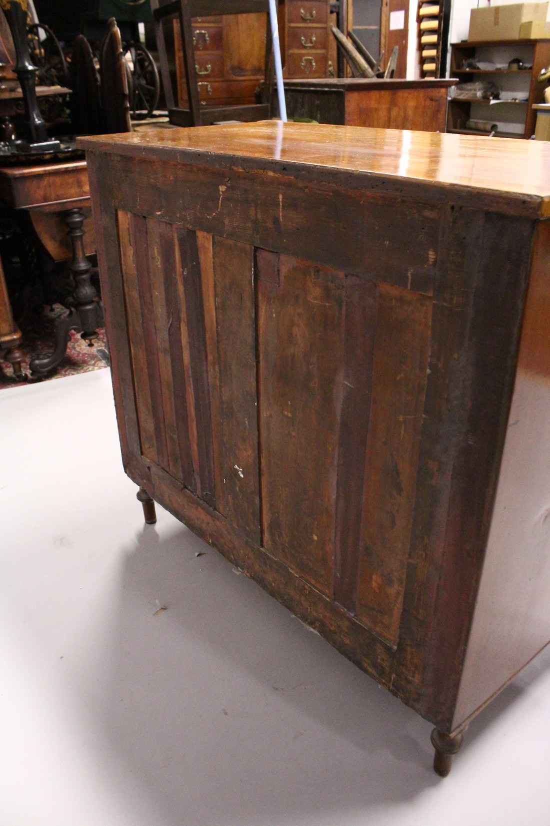 A GOOD MAHOGANY SATINWOOD THREE DRAWER COMMODE with crossbanded top, bamboo type column sides, - Image 4 of 9