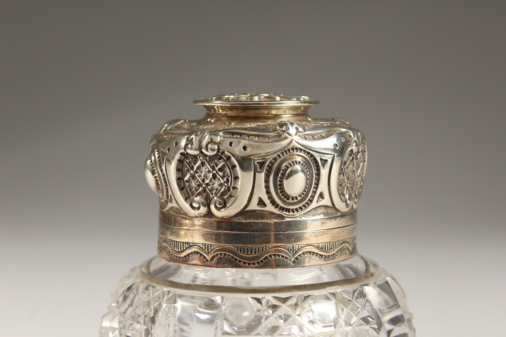 A CUT GLASS CIRCULAR SCENT BOTTLE AND COVER London 1896 - Image 2 of 5