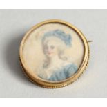 A SMALL 18 CT GOLD MINIATURE of a lady, as a brooch.