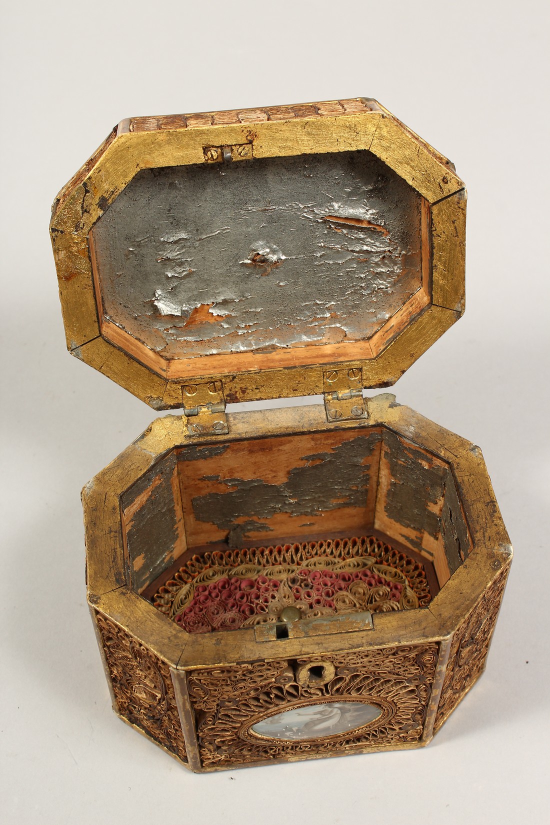 A GEORGE III ROLLED PAPER OCTAGONAL TEA CADDY inlaid with an oval. 5.5ins long. - Image 8 of 8