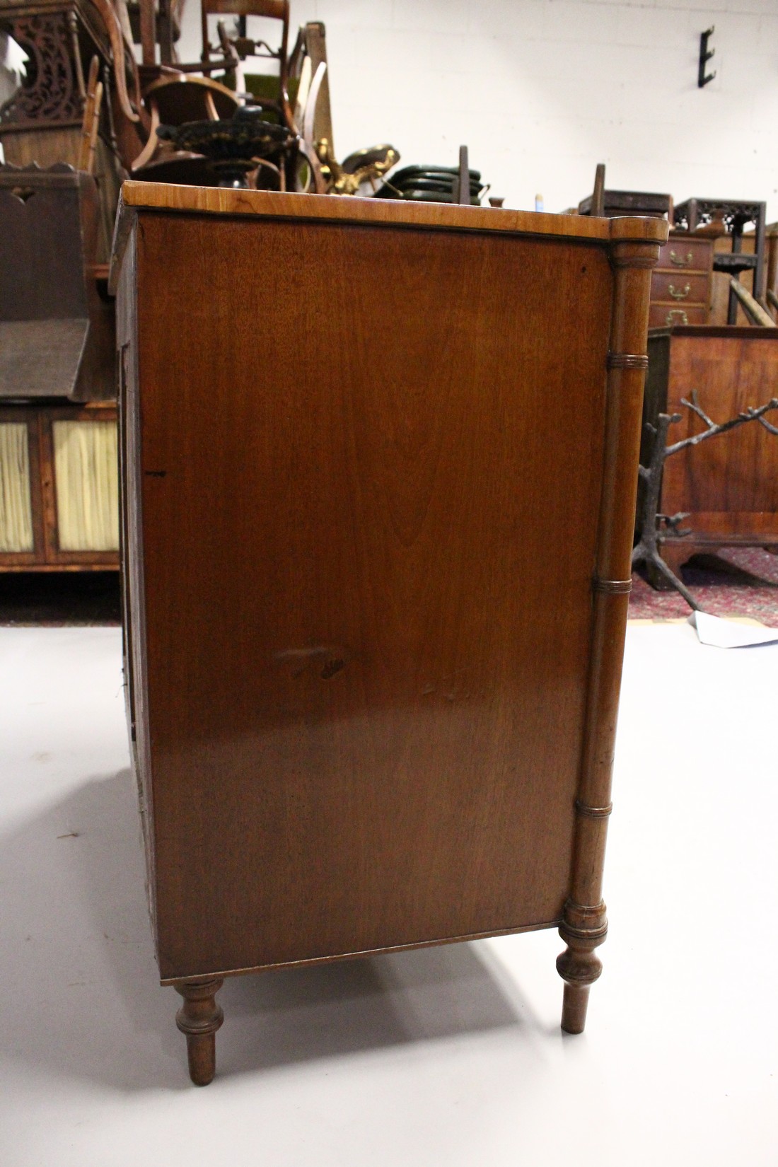 A GOOD MAHOGANY SATINWOOD THREE DRAWER COMMODE with crossbanded top, bamboo type column sides, - Image 3 of 9