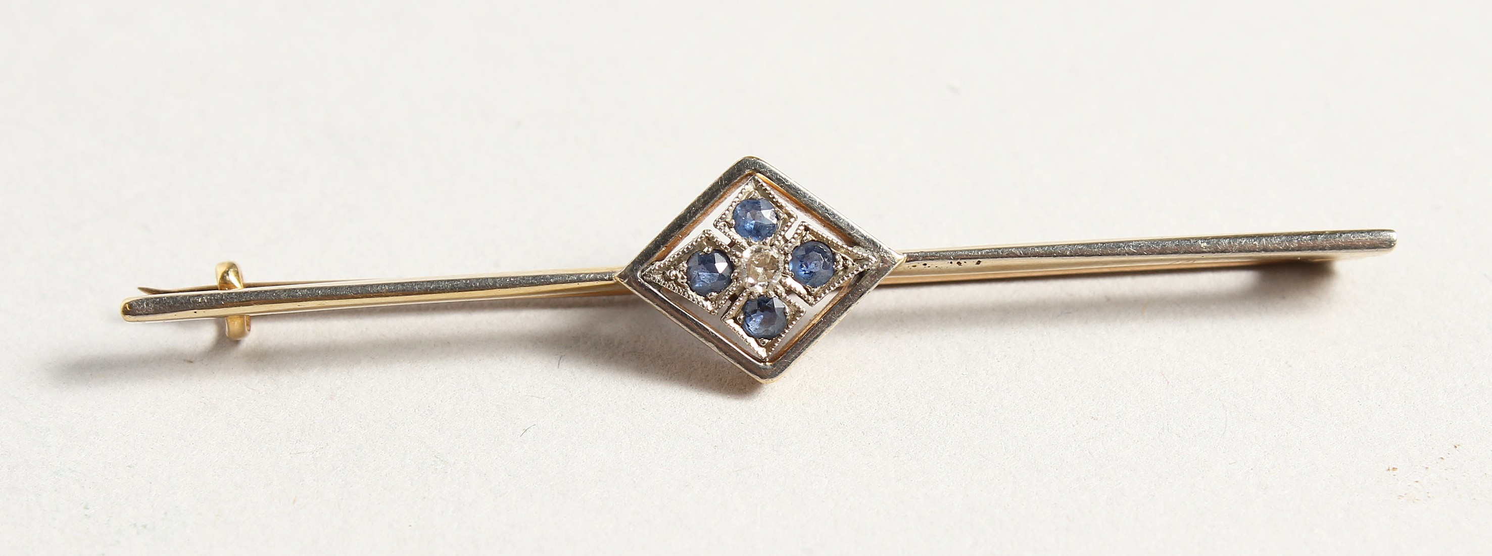 A 15CT GOLD DIAMOND AND SAPPHIRE BAR BROOCH