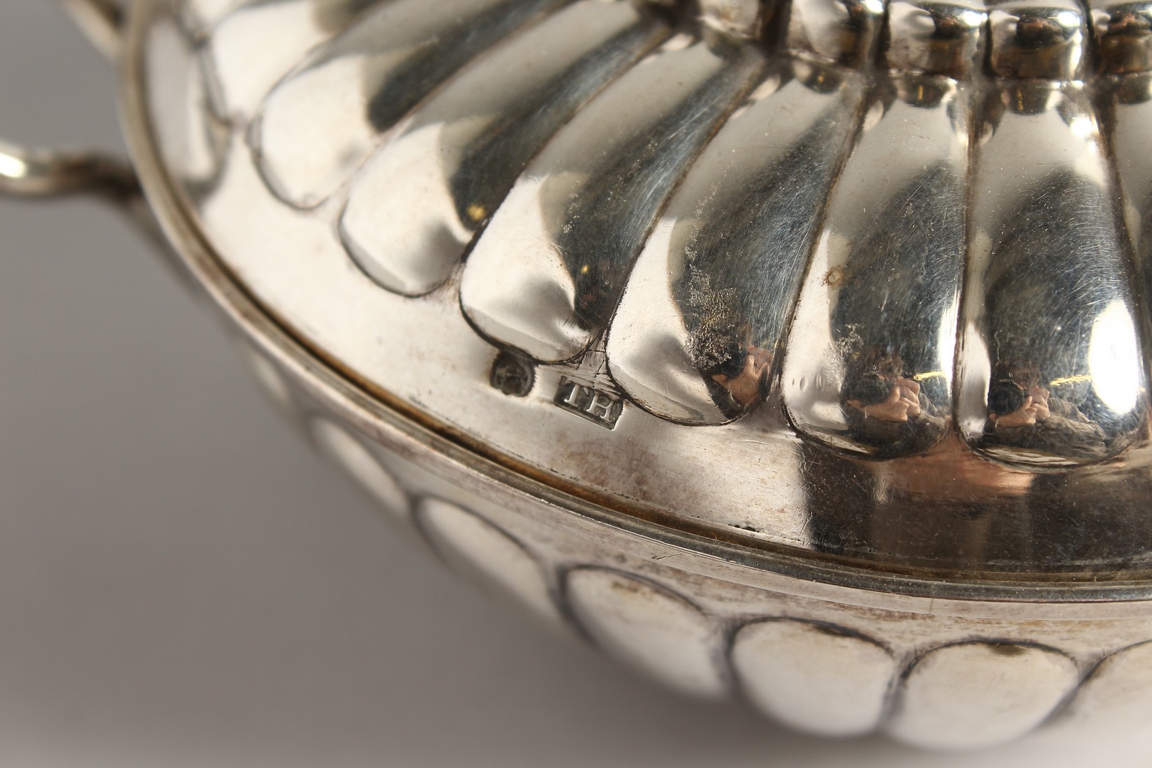 A GEORGE II SILVER CIRCULAR TWO HANDLED ECULLE and cover with fluted decorations. 5.5ins diameter - Image 5 of 7