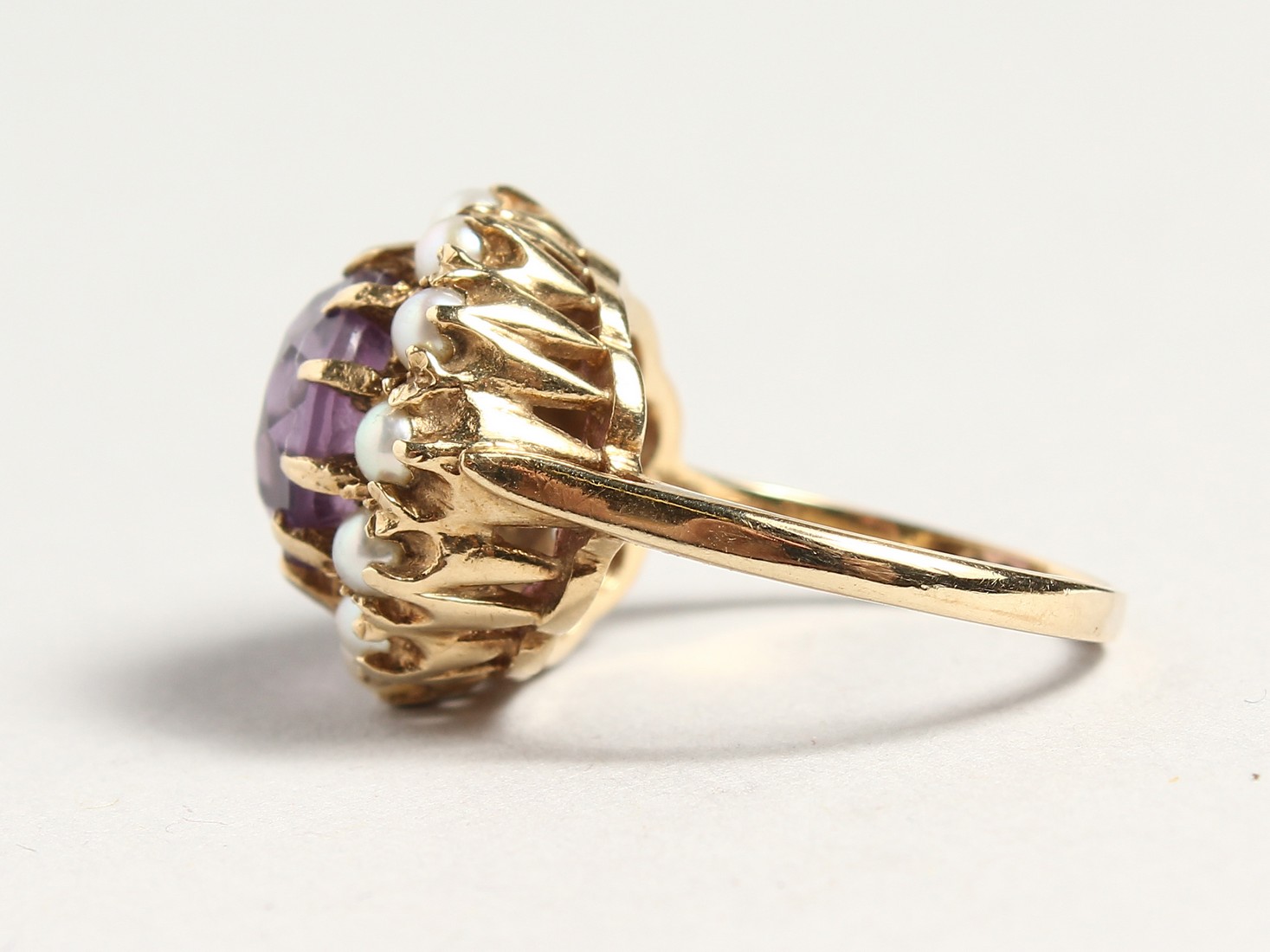 A GOLD CIRCULAR AMETHYST AND PERAL CLUSTER RING - Image 3 of 6