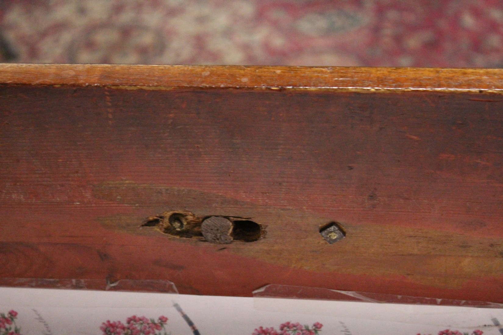 A GOOD MAHOGANY SATINWOOD THREE DRAWER COMMODE with crossbanded top, bamboo type column sides, - Image 6 of 9