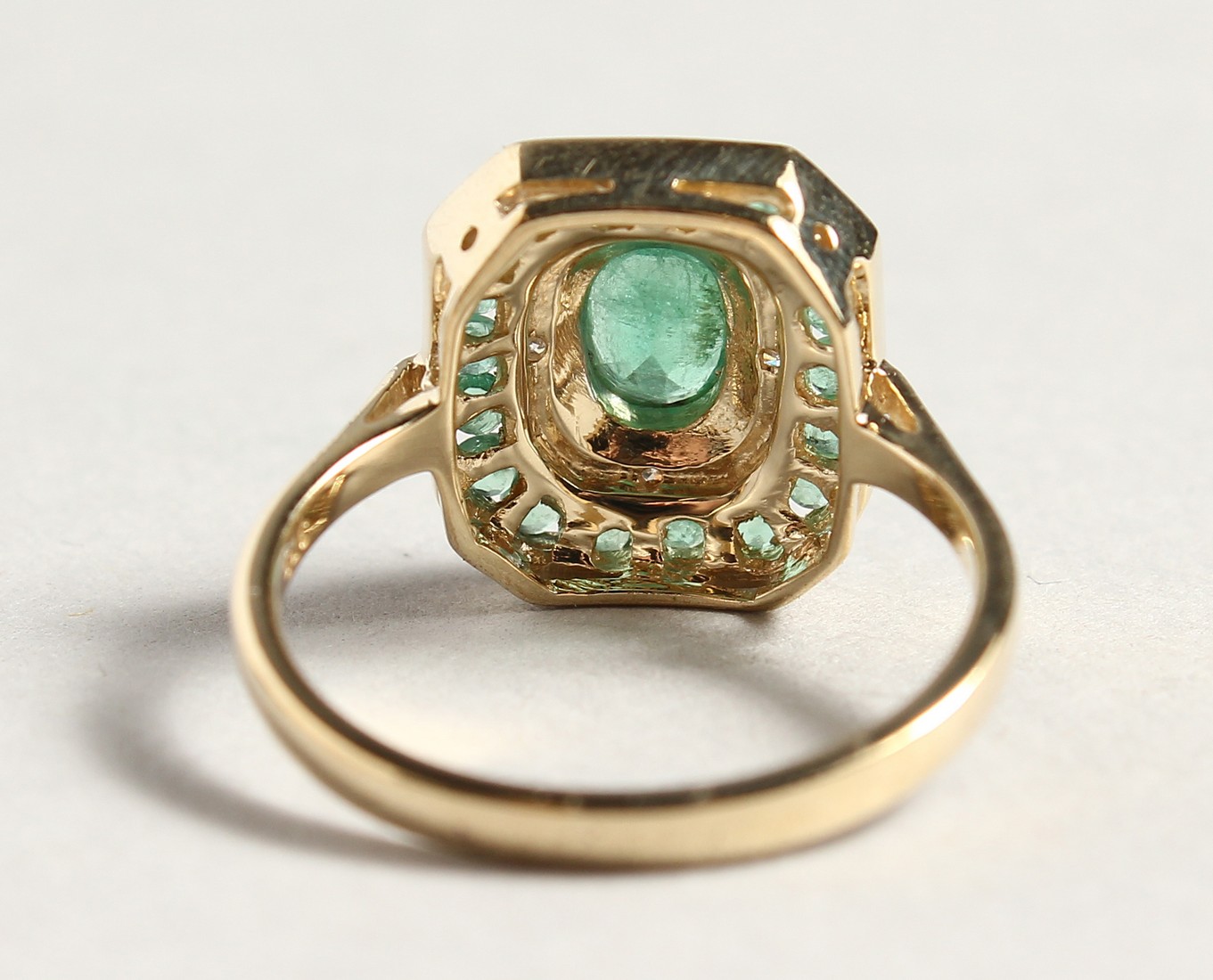 A 9CT GOLD EMERALD AND DIAMOND DECO STYLE RING - Image 4 of 5