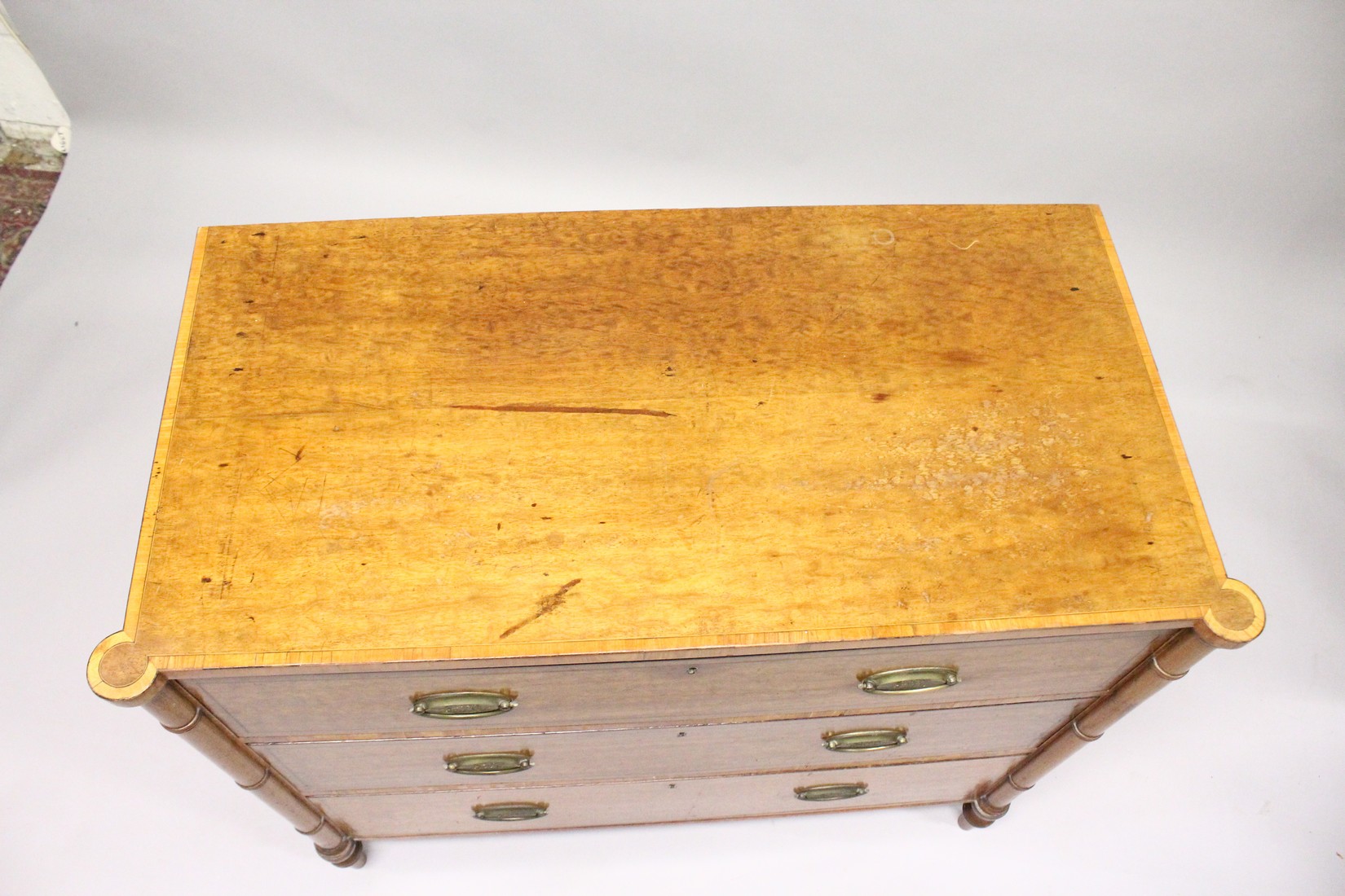 A GOOD MAHOGANY SATINWOOD THREE DRAWER COMMODE with crossbanded top, bamboo type column sides, - Image 2 of 9