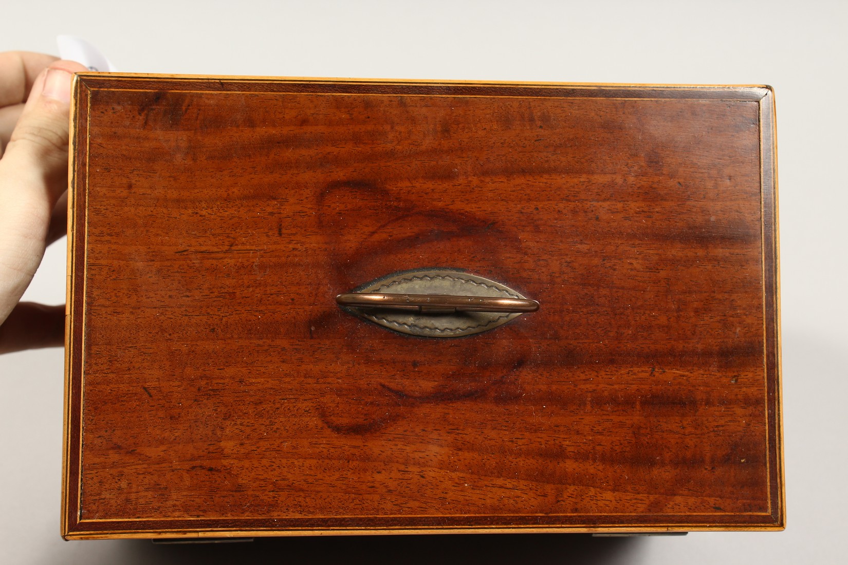 A GEORGE III MAHOGANY TEA CADDY with mixing bowl and tea cannister. 8.5ins long. - Image 5 of 8