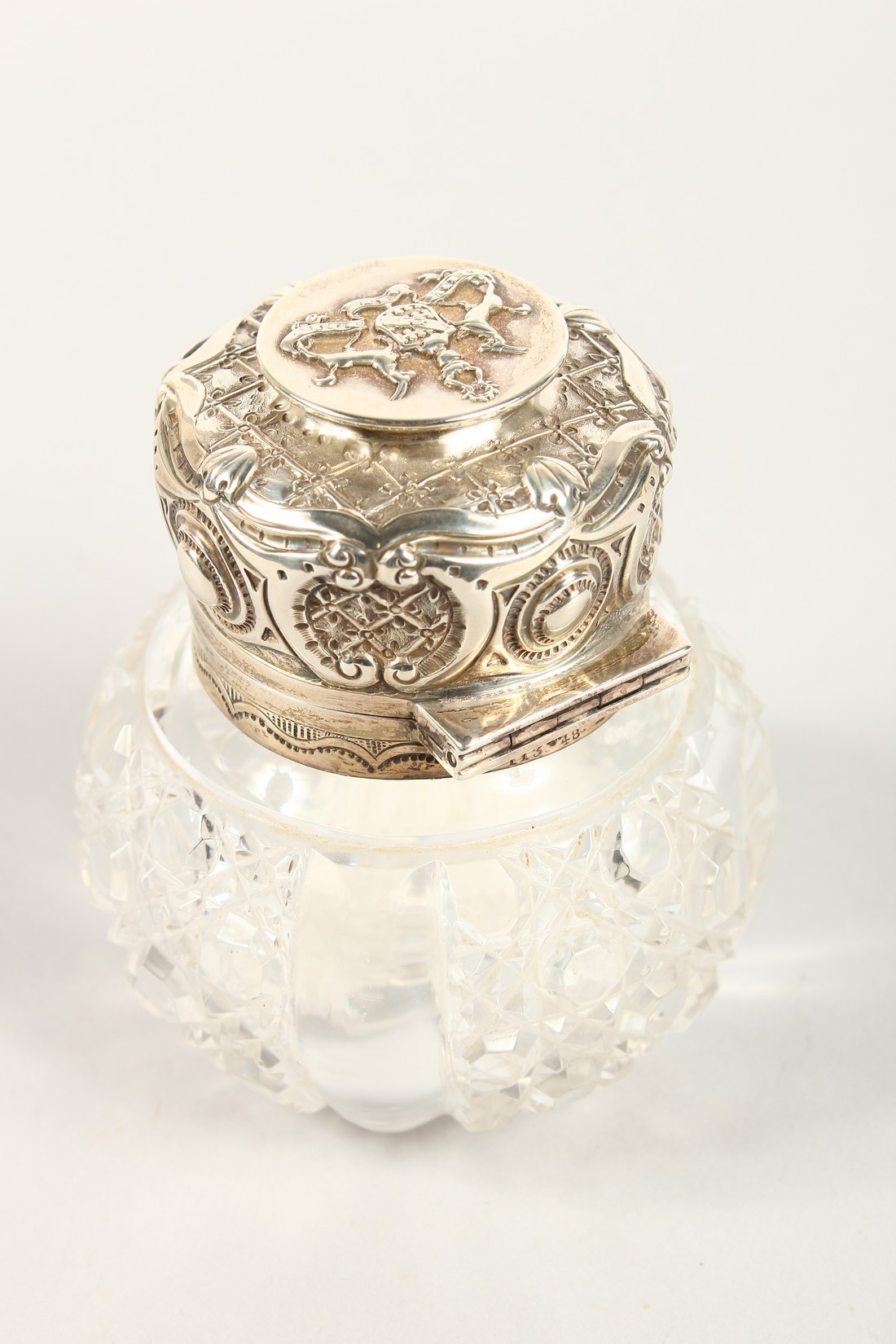 A CUT GLASS CIRCULAR SCENT BOTTLE AND COVER London 1896 - Image 4 of 5