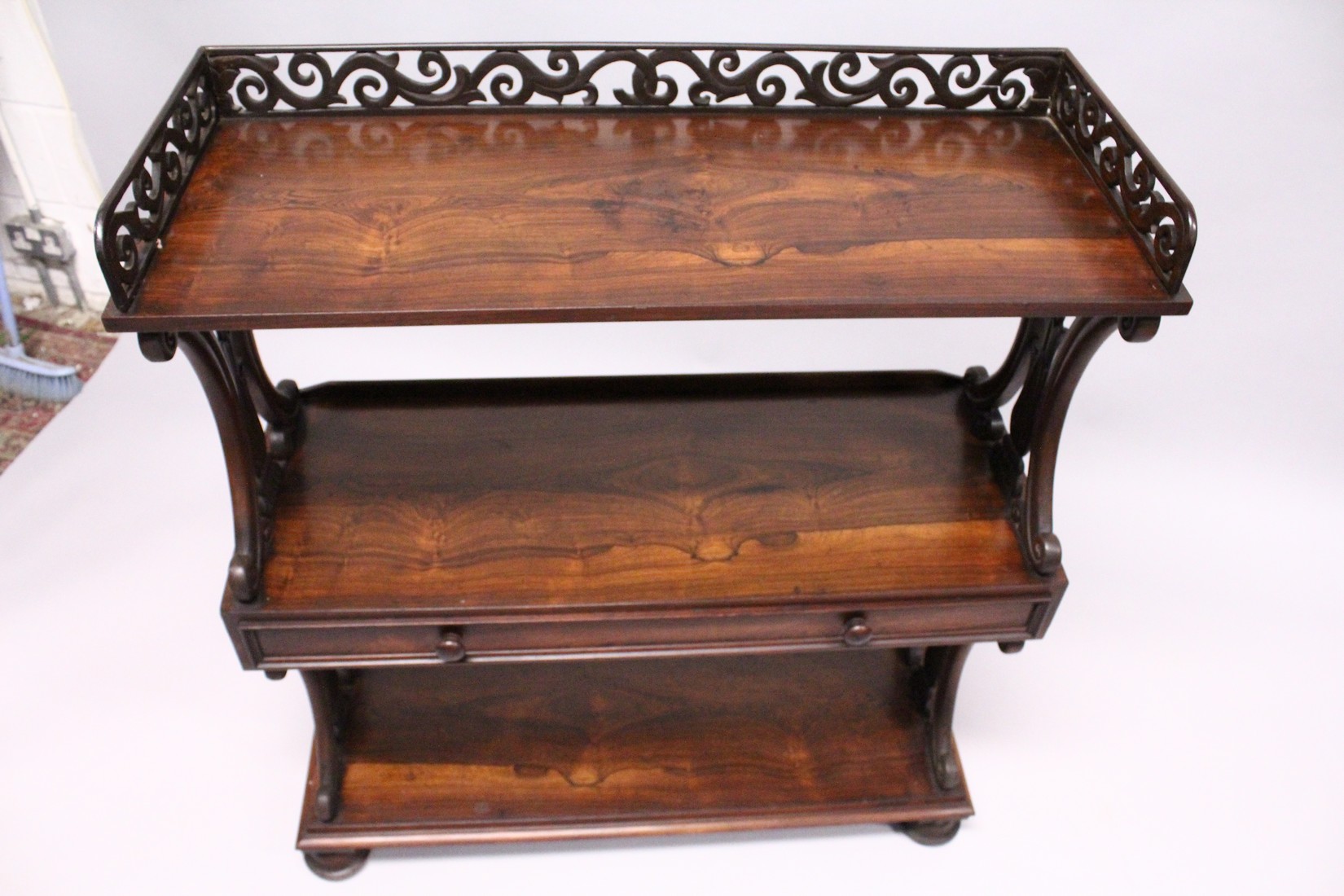 A GOOD LATE REGENCY ROSEWOOD THREE TIER WHAT-NOT, with pierced gallery, three shelves, the centre - Image 3 of 6