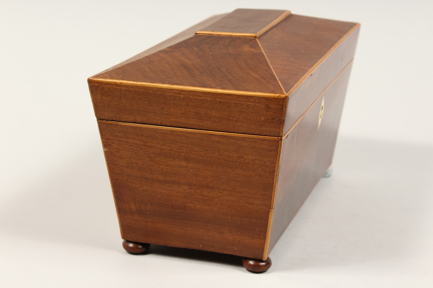 A REGENCY MAHOGANY TWO DIVISION TEA CADDY, satinwood banding on bun feet. 10.5ins long (one foot - Image 2 of 6