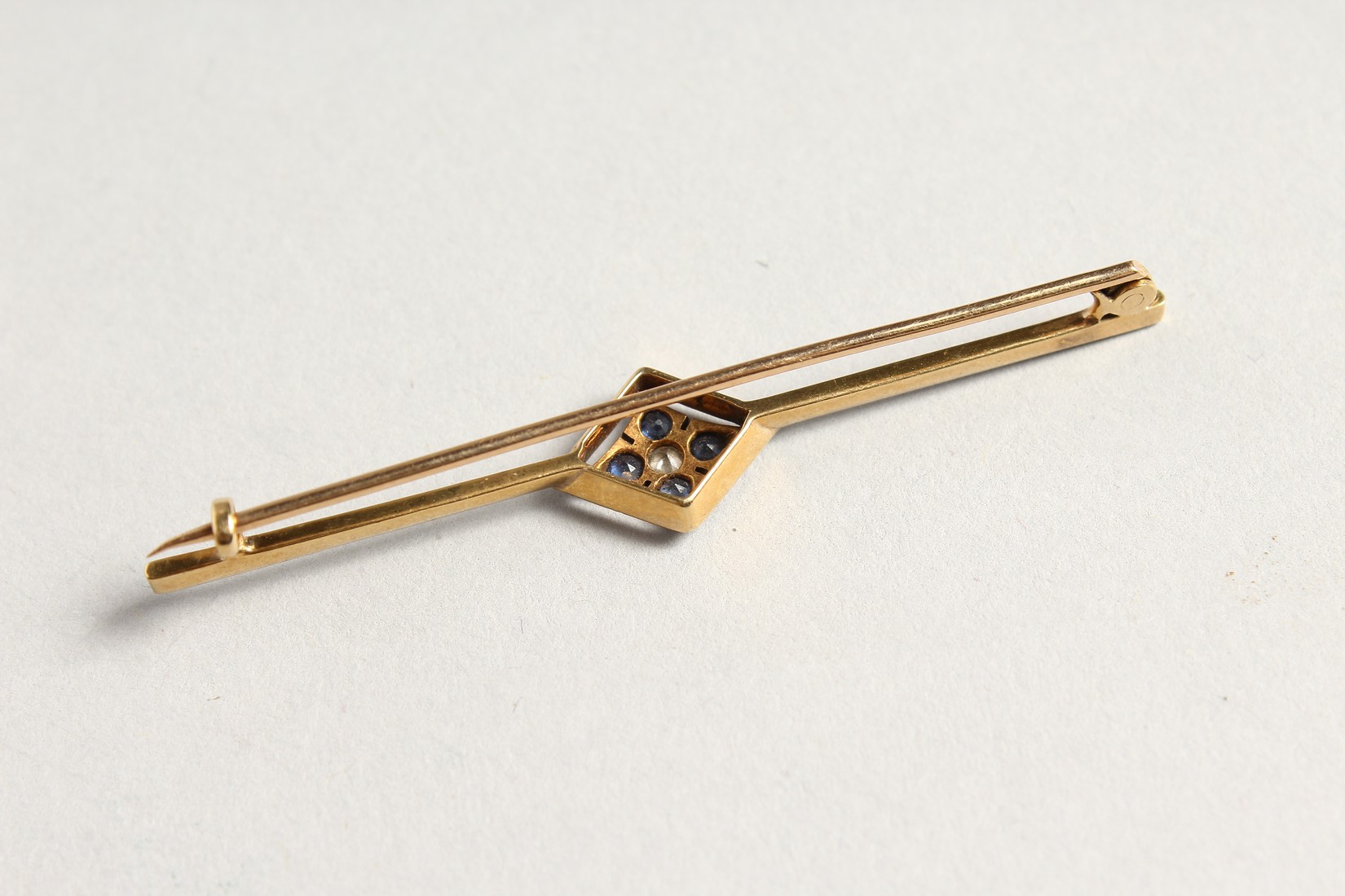A 15CT GOLD DIAMOND AND SAPPHIRE BAR BROOCH - Image 3 of 3