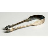 A PAIR OF GEORGE III SILVER FIDDLE PATTERN SUGAR TONGS. London 1804.