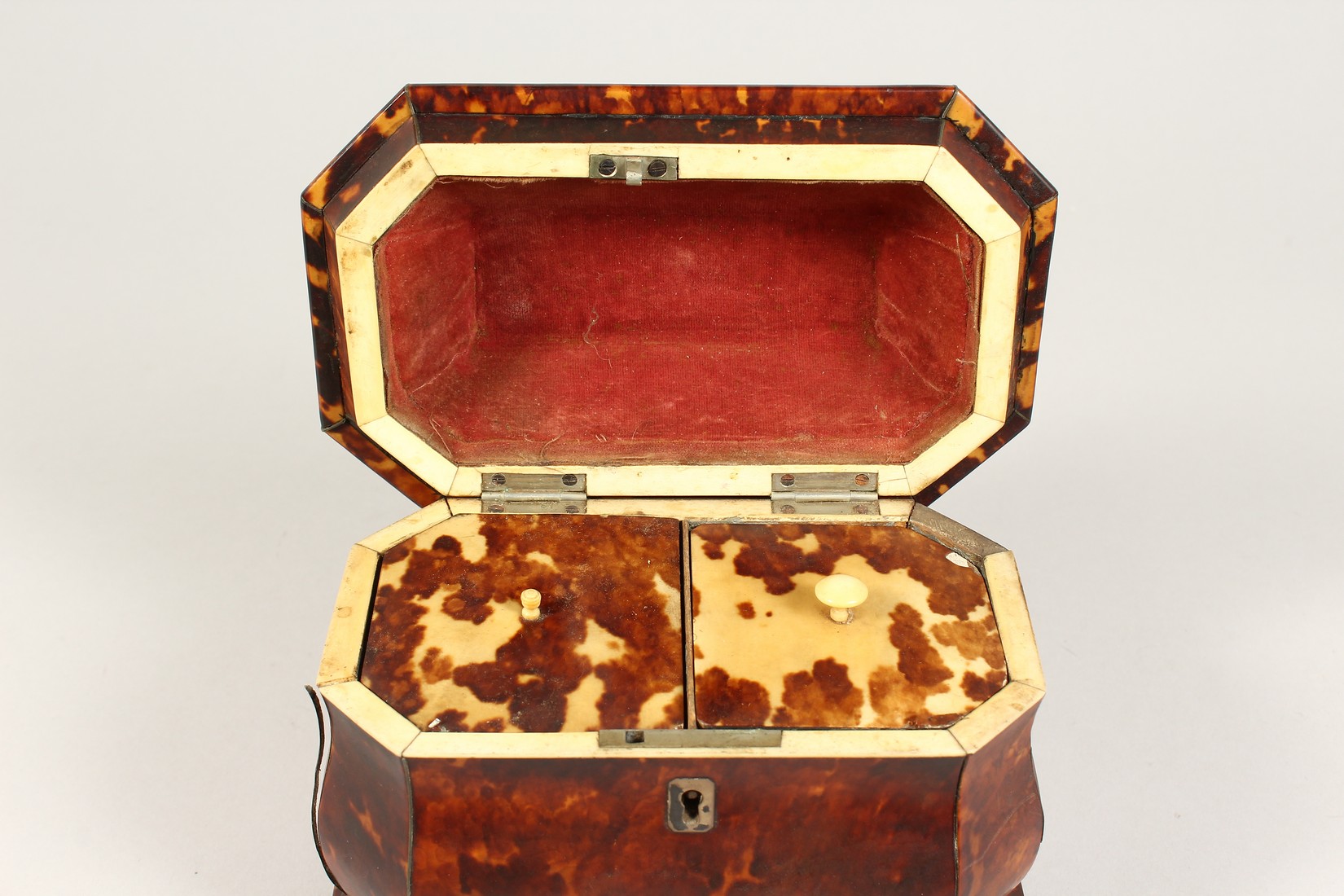 A GOOD REGENCY BLOND TORTOISESHELL TWO DIVISION TEA CADDY on four bun feet. 7ins wide. - Image 7 of 7