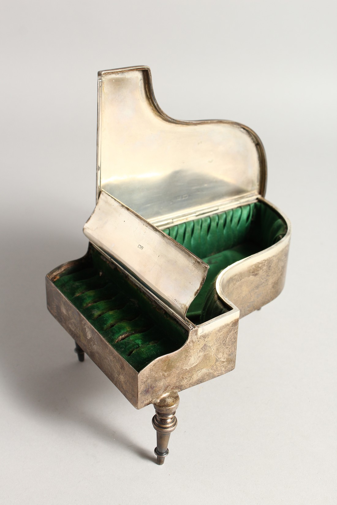 A NOVELTY SILVER PIANO JEWELLERY AND RING BOX, formed as a piano on tuned legs. London 1906. 7ins - Image 5 of 6