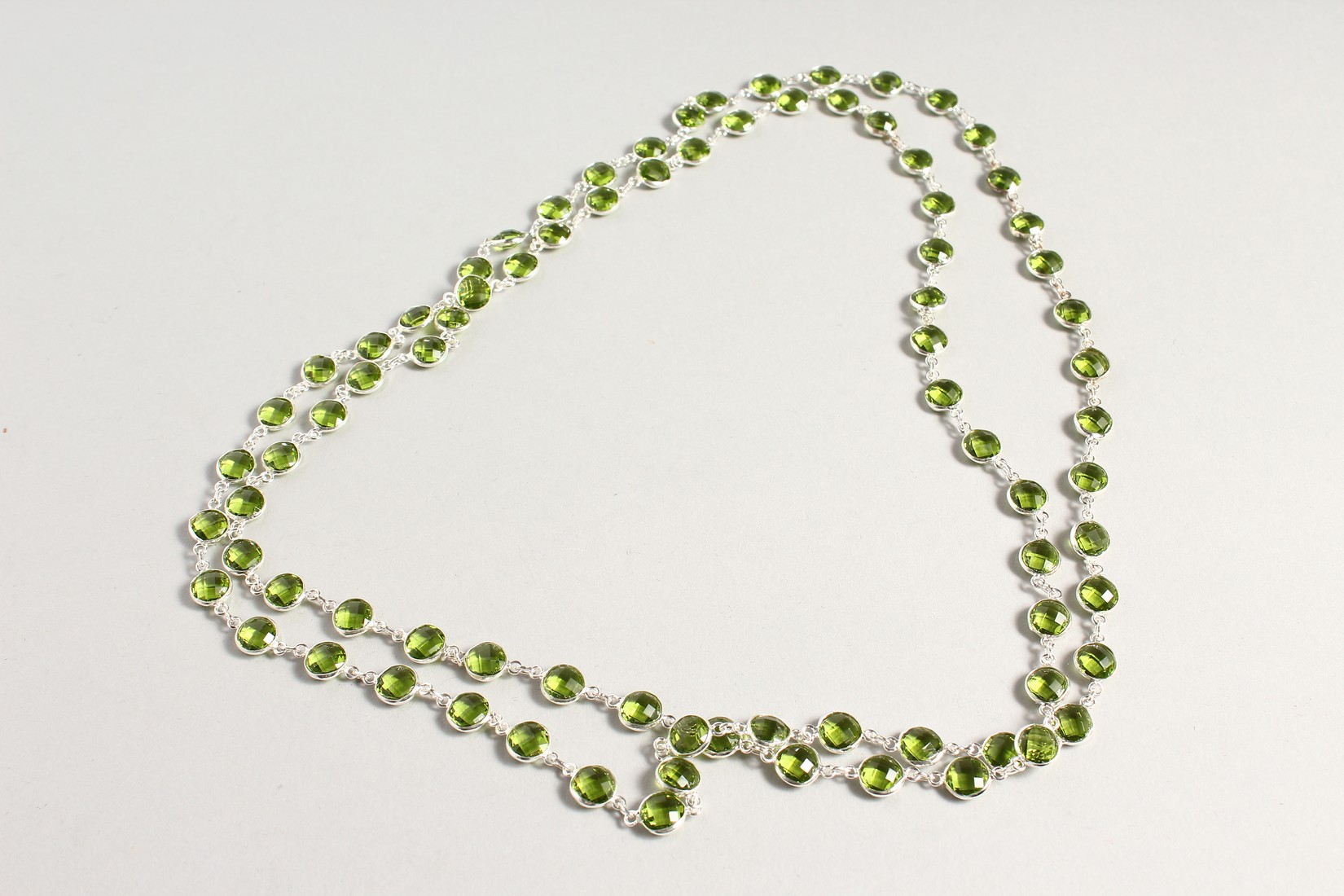 A SILVER FACET CUT PERIDOT LONG CHAIN - Image 2 of 3