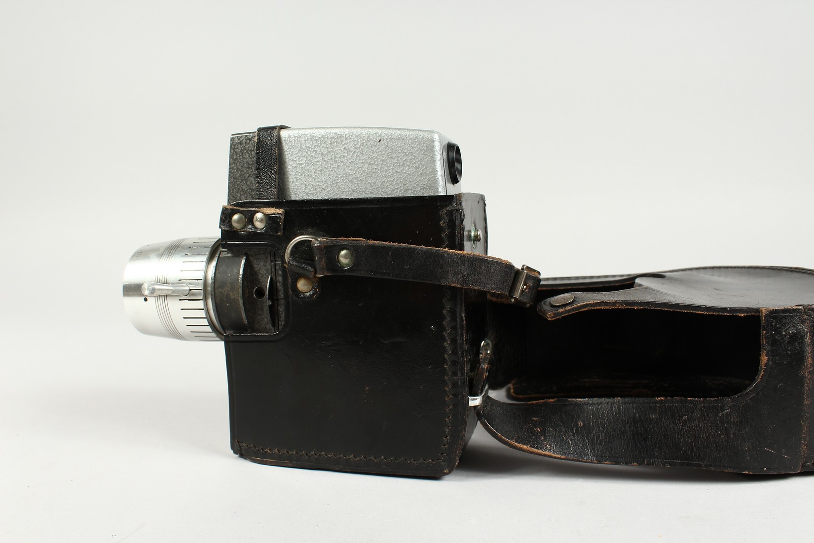 A BELL AND HOWELL LEATHER CASED MOVIE CAMERA - Image 12 of 14