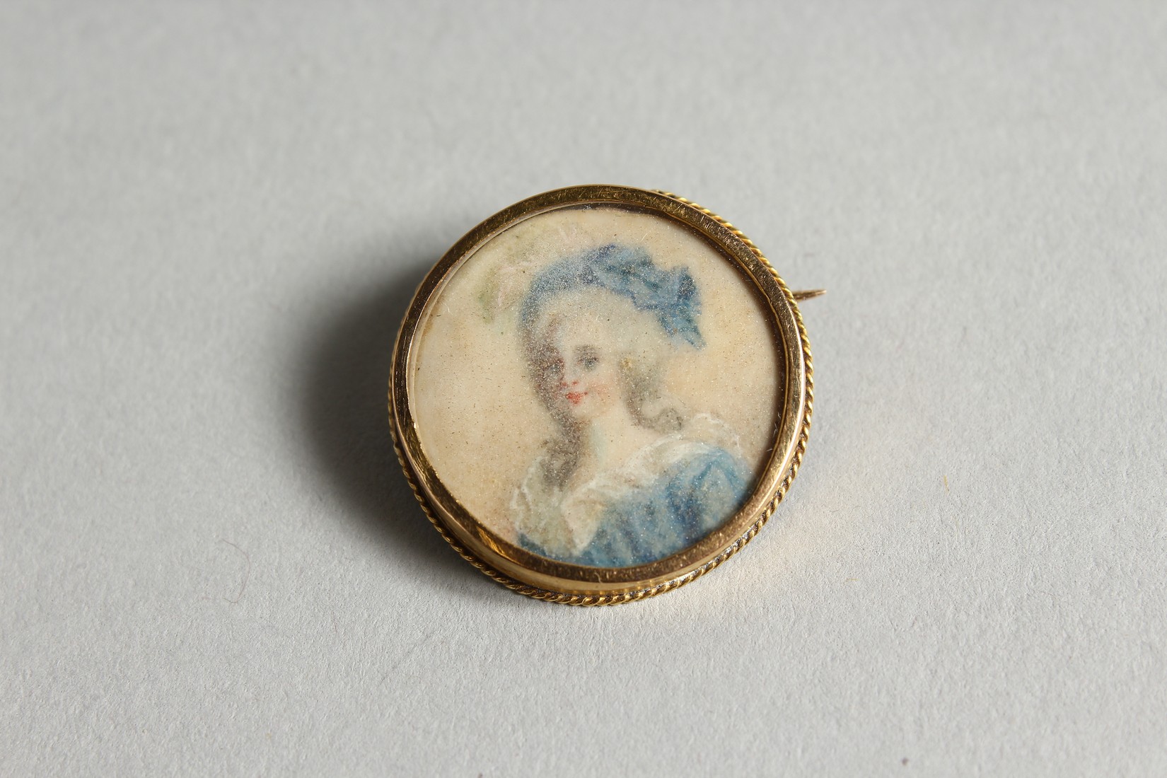 A SMALL 18 CT GOLD MINIATURE of a lady, as a brooch. - Image 2 of 3