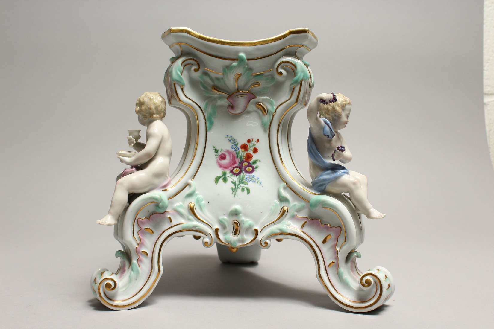 A 19TH CENTURY MEISSE4N PORCELAIN STAND edged in gilt and mounted with three cupids. Cross swords - Image 3 of 7