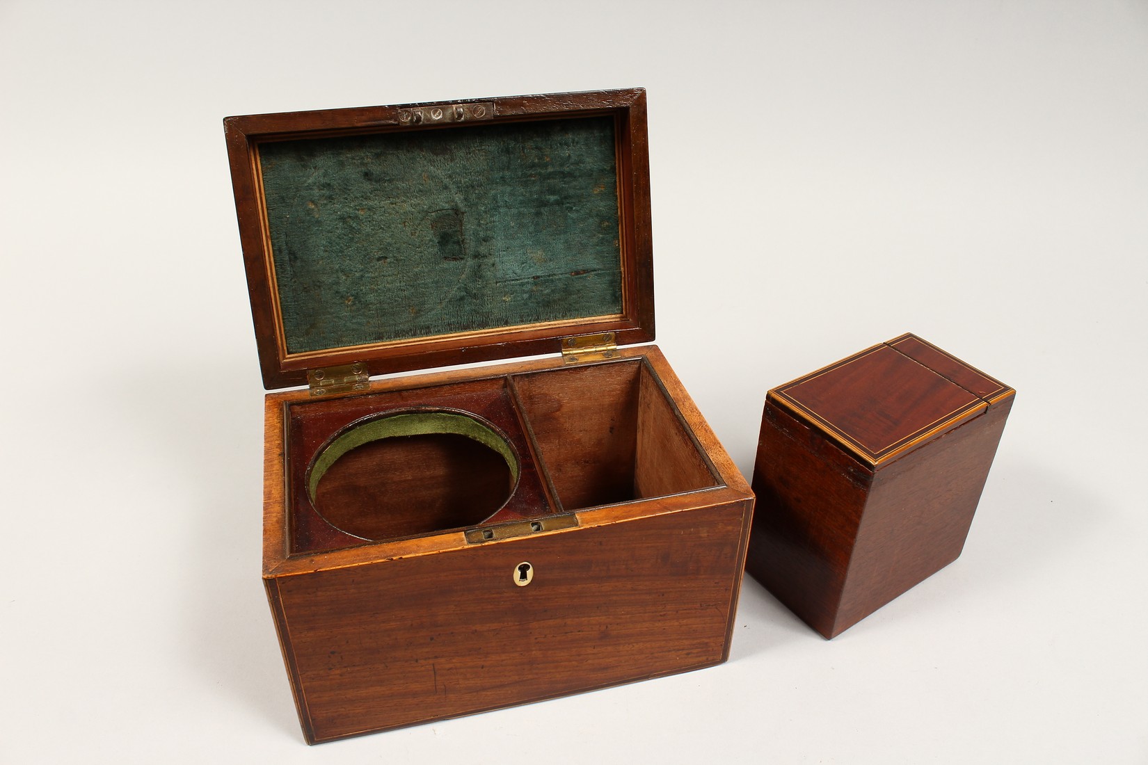 A GEORGE III MAHOGANY TEA CADDY with mixing bowl and tea cannister. 8.5ins long. - Image 7 of 8