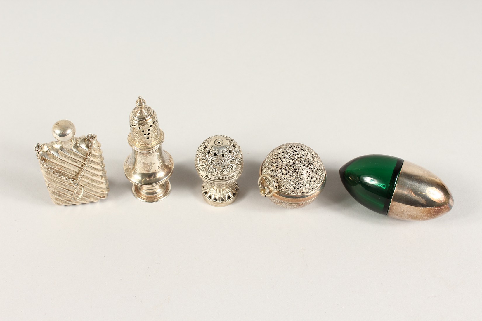 A MINIATURE SILVER PEPPERETTE, scent bottle and 3 other items (5). - Image 2 of 3