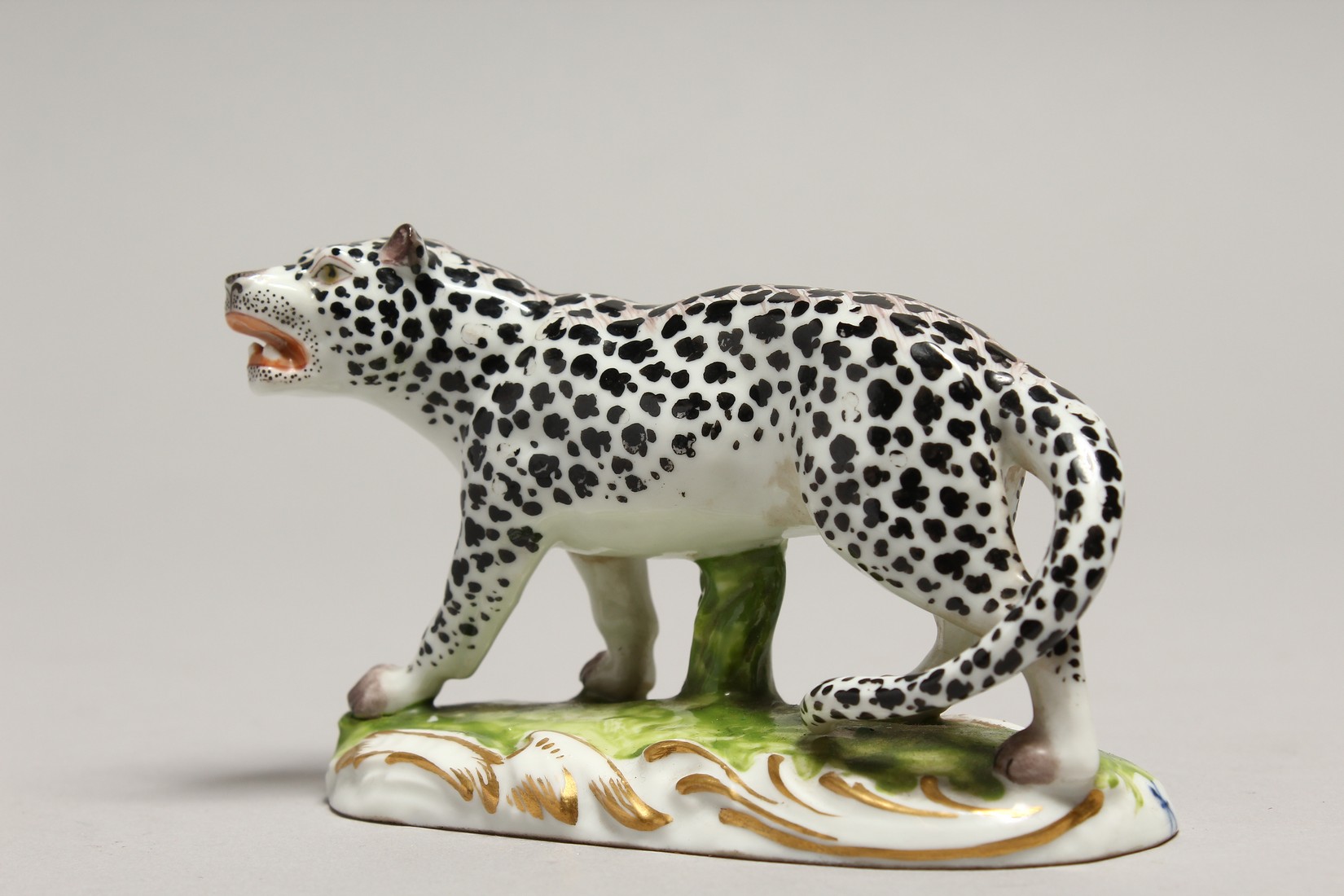 A SAMSON PORCELAIN LEOPARD 4ins long - Image 2 of 7