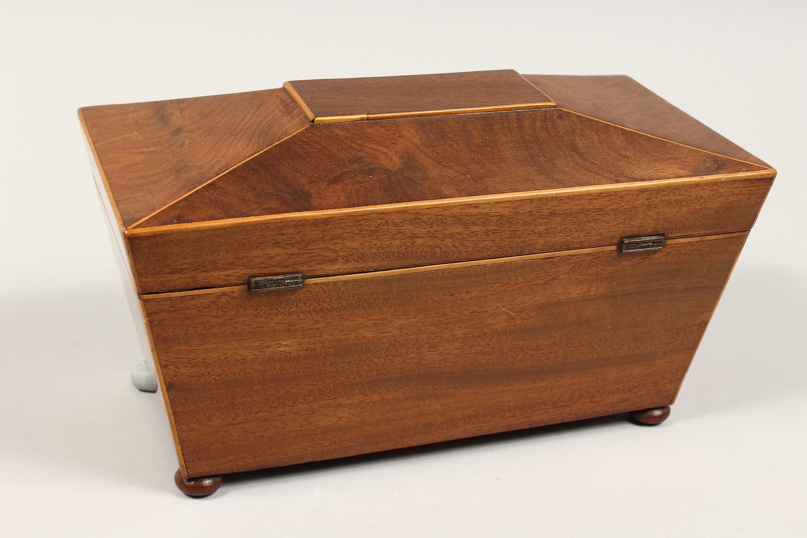 A REGENCY MAHOGANY TWO DIVISION TEA CADDY, satinwood banding on bun feet. 10.5ins long (one foot - Image 3 of 6