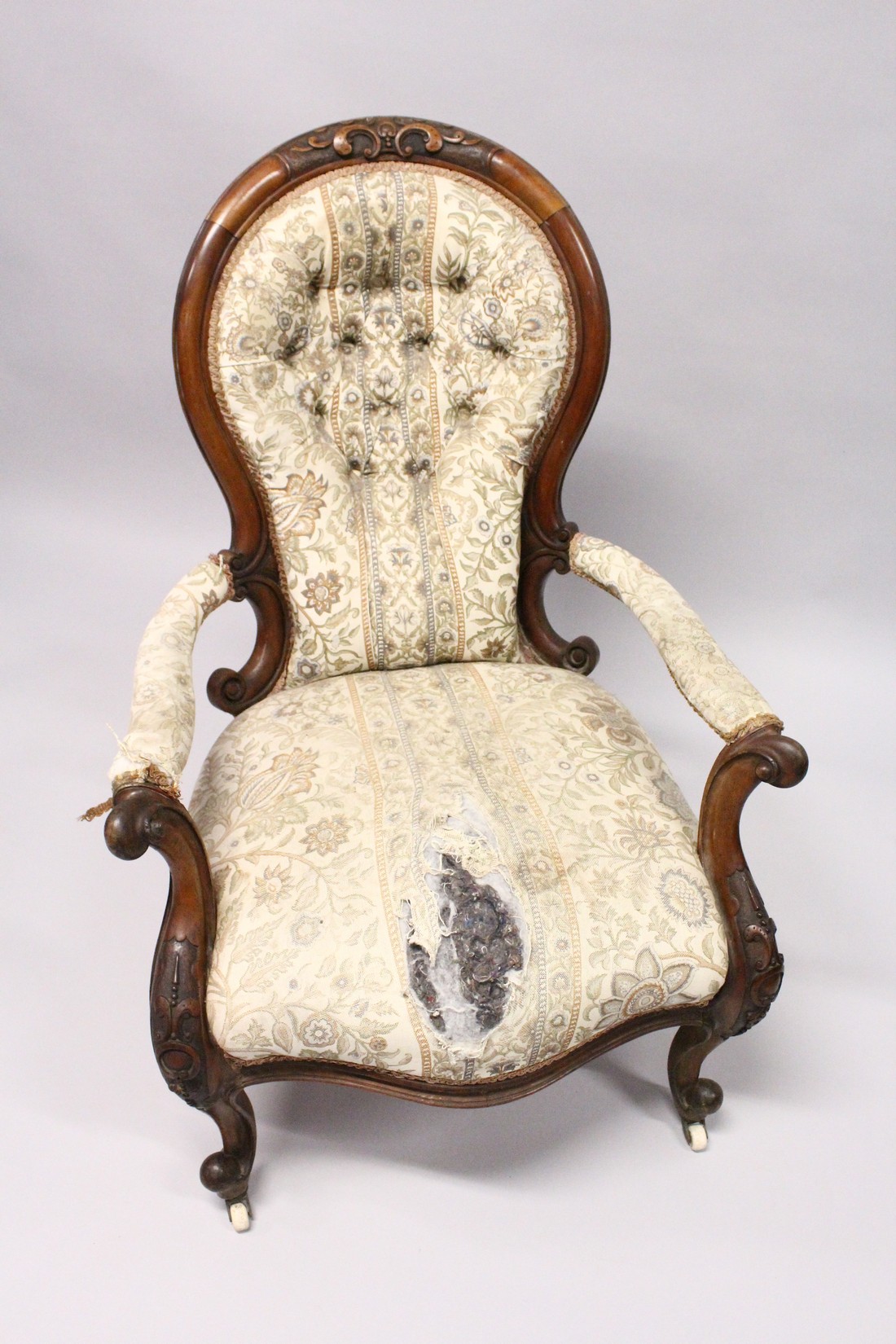 A GOOD VICTORIAN MAHOGANY SPOON BACK ARMCHAIR, open arms, sepentine fronted seat on cabriole legs, - Image 2 of 5