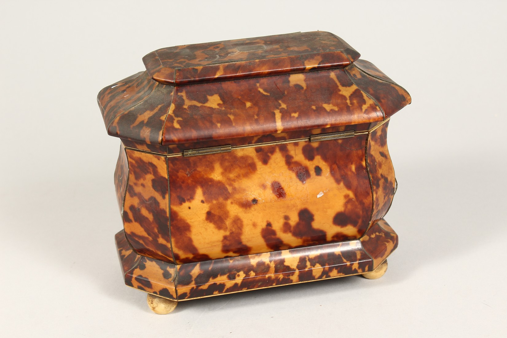 A GOOD REGENCY BLOND TORTOISESHELL TWO DIVISION TEA CADDY on four bun feet. 7ins wide. - Image 4 of 7