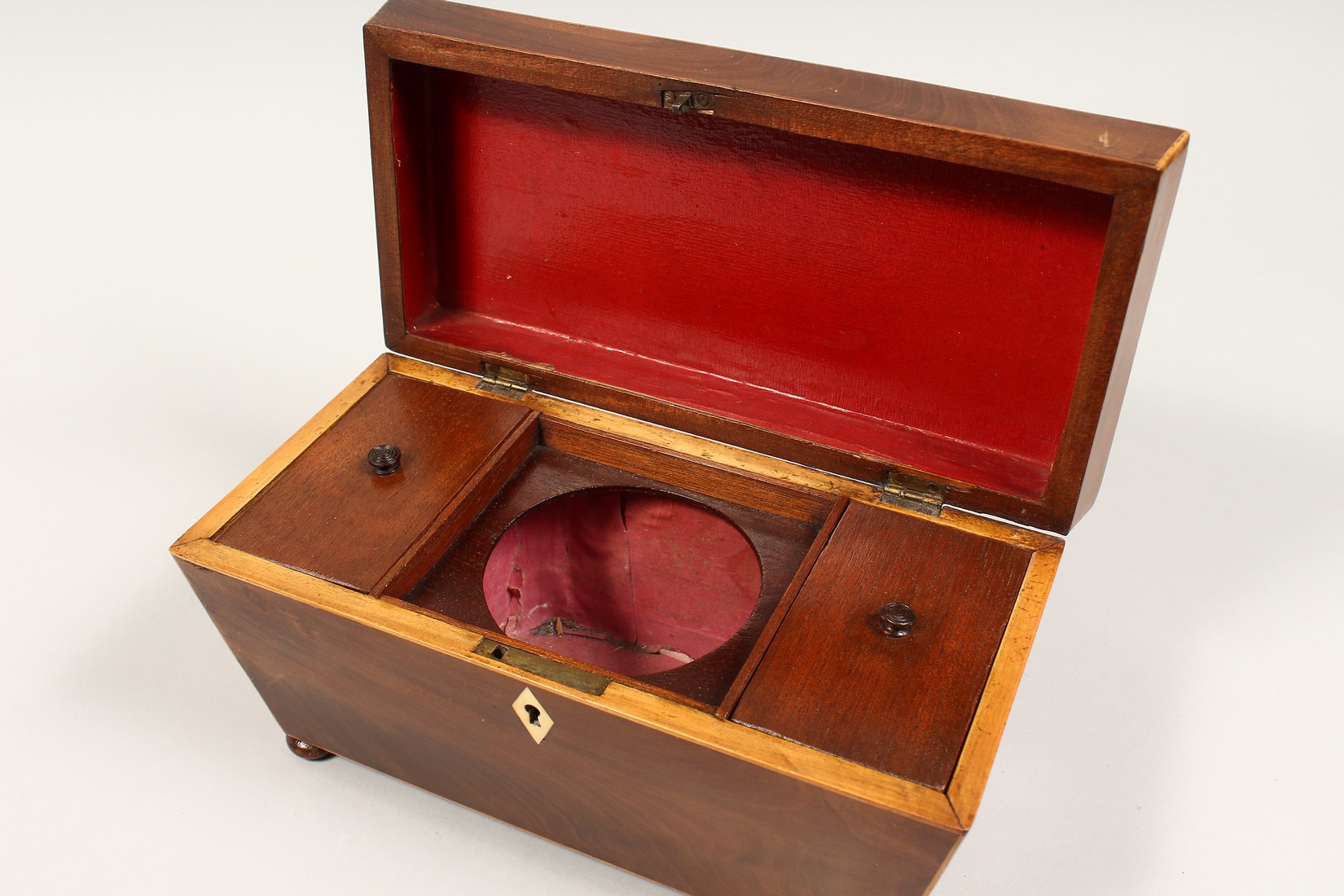 A REGENCY MAHOGANY TWO DIVISION TEA CADDY, satinwood banding on bun feet. 10.5ins long (one foot - Image 6 of 6