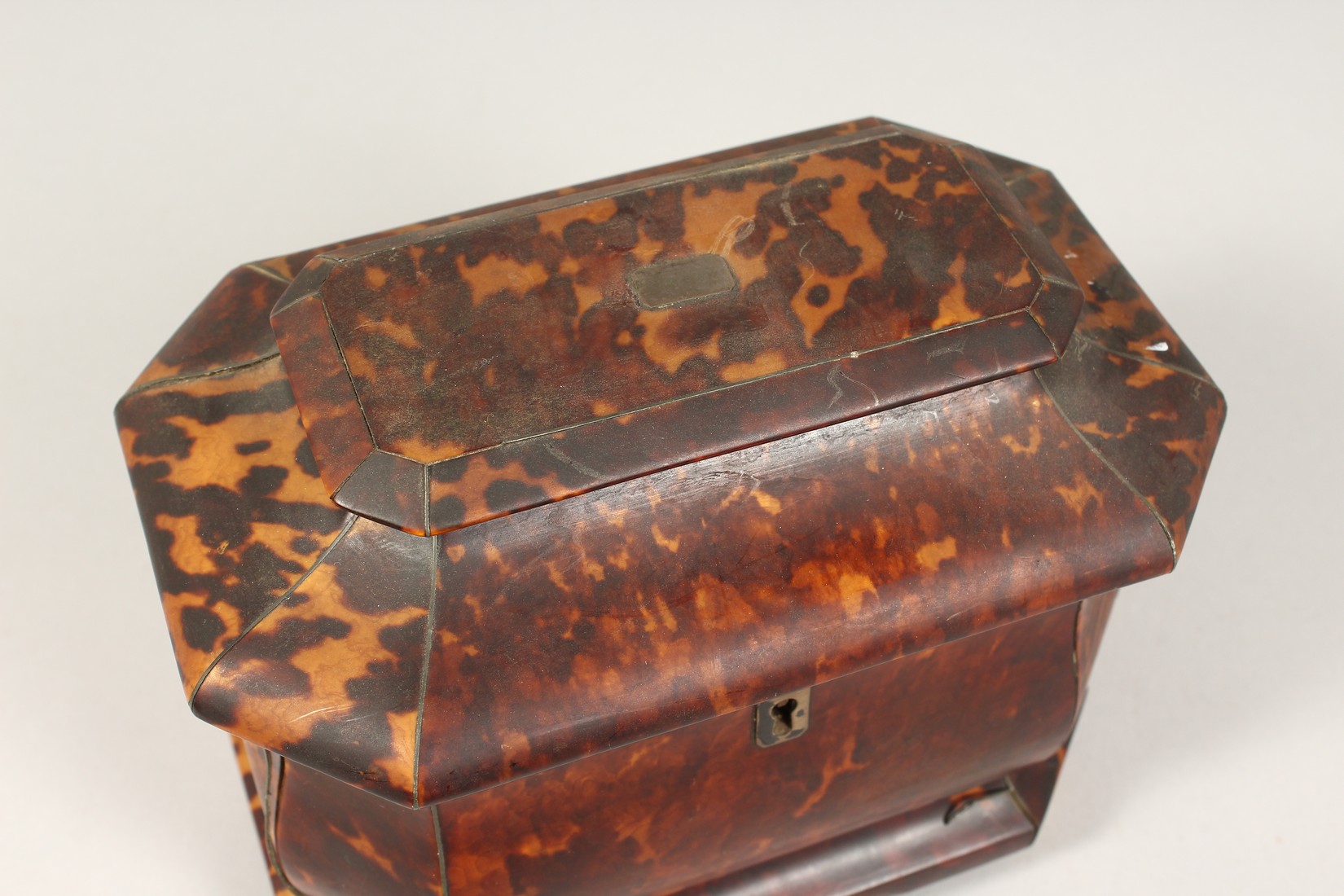 A GOOD REGENCY BLOND TORTOISESHELL TWO DIVISION TEA CADDY on four bun feet. 7ins wide. - Image 2 of 7