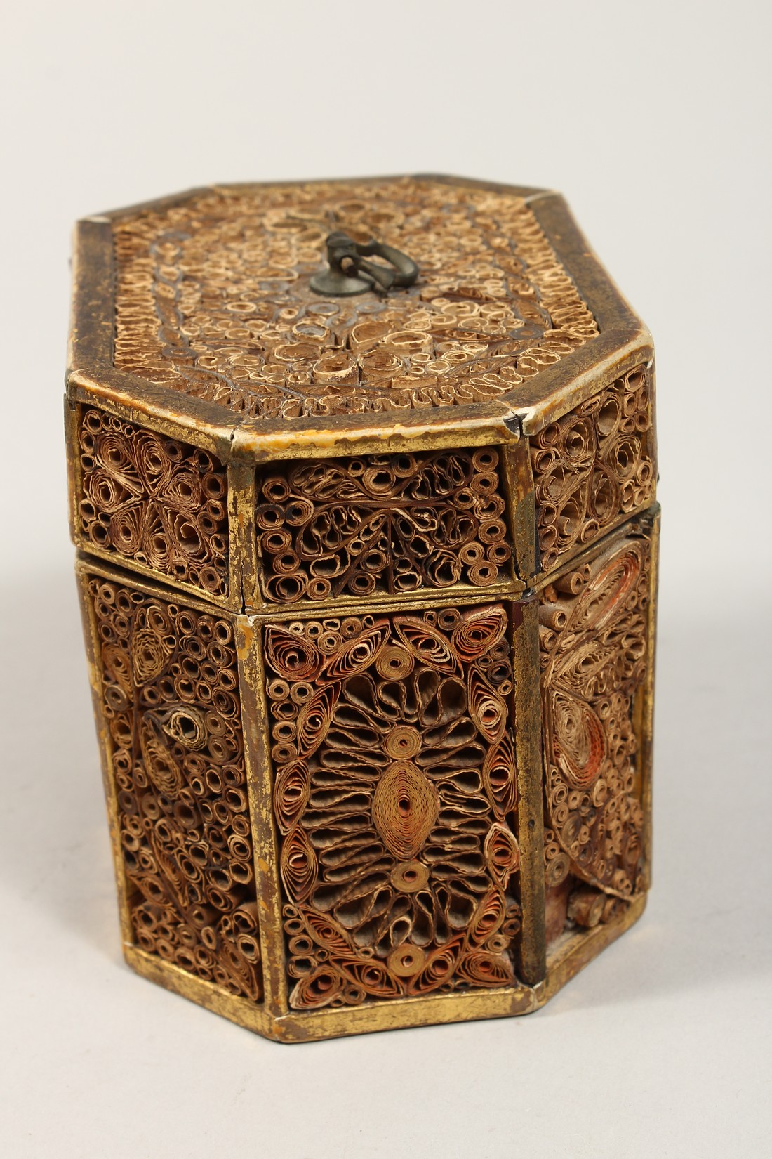 A GEORGE III ROLLED PAPER OCTAGONAL TEA CADDY inlaid with an oval. 5.5ins long. - Image 3 of 8