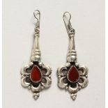 A PAIR OF SILVER AND AGATE DROP EAR RINGS