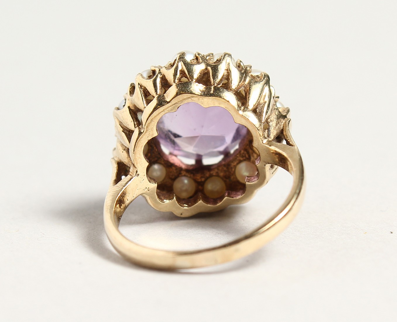 A GOLD CIRCULAR AMETHYST AND PERAL CLUSTER RING - Image 4 of 6