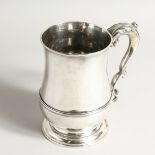 A LARGE GEORGE II SILVER BAULSTER TANKARD with acanthus scroll handles.. London 1706, maker