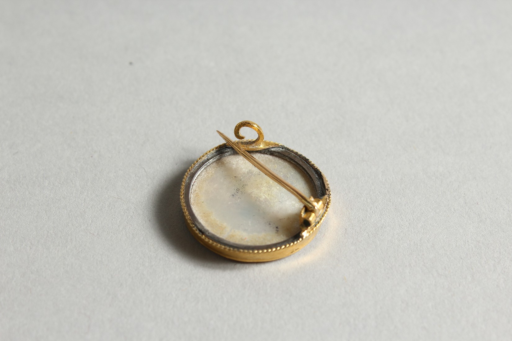 A SMALL 18 CT GOLD MINIATURE of a lady, as a brooch. - Image 3 of 3