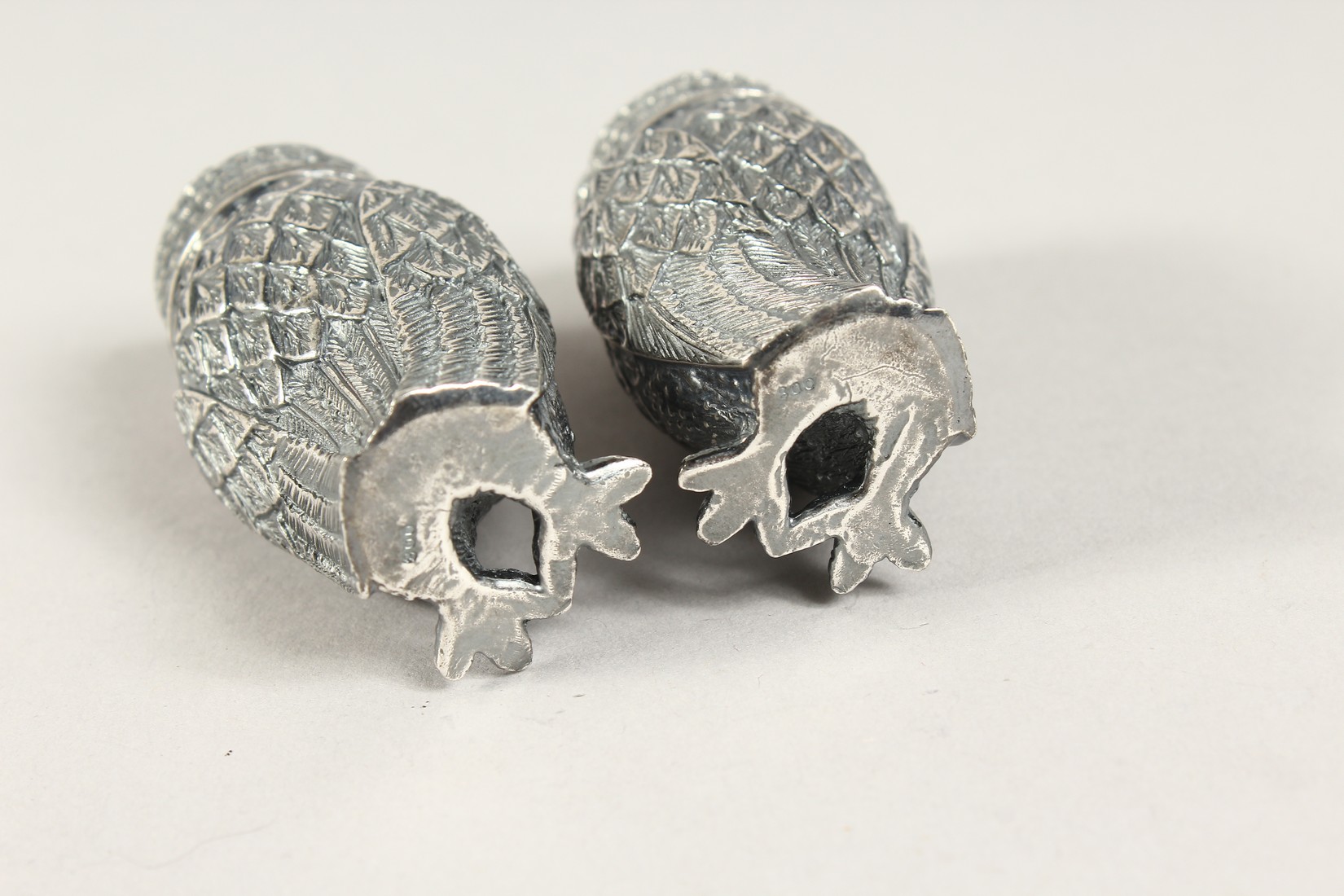 A PAIR OF SILVER PLATE OWL SALT AND PEPPERS - Image 4 of 4