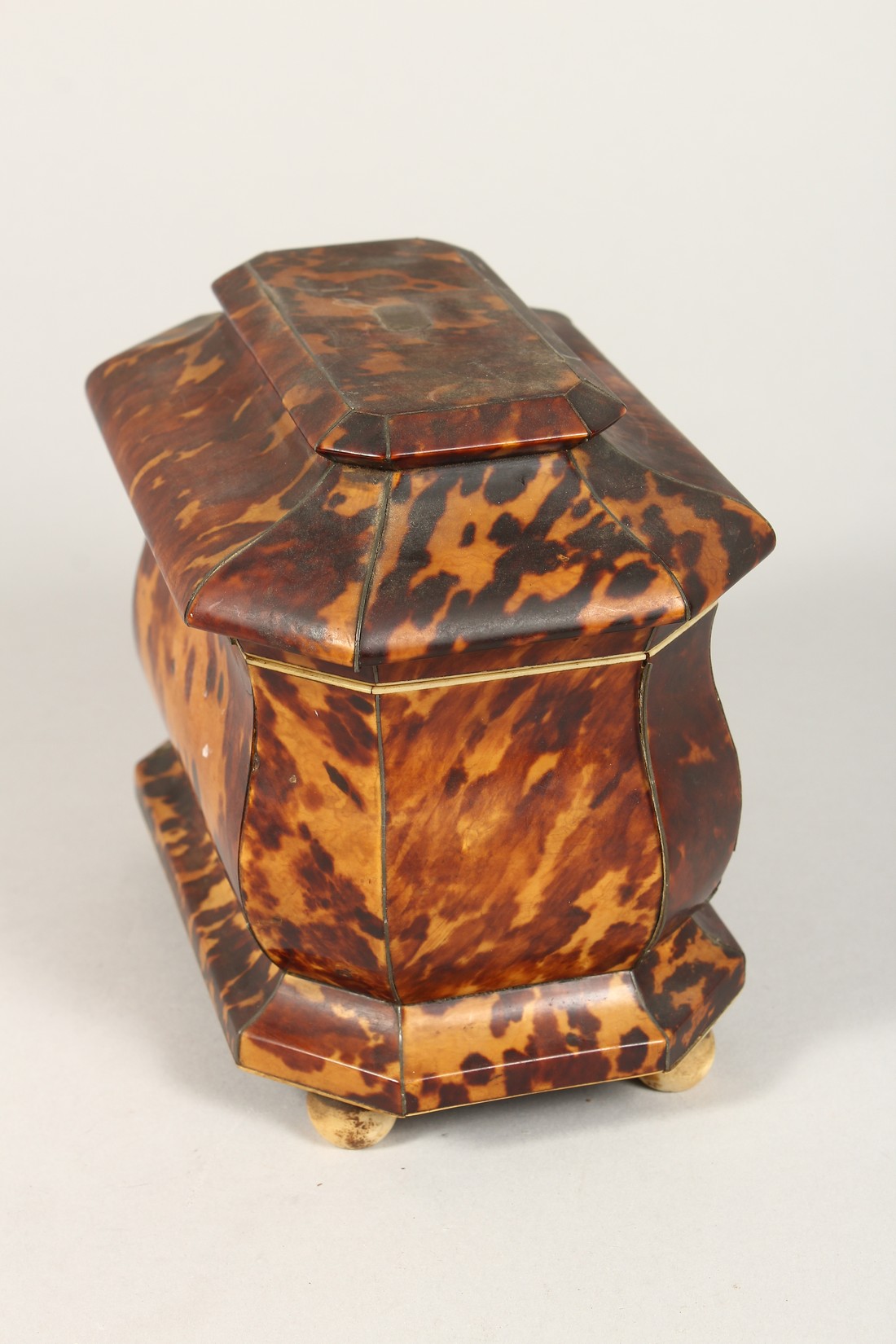 A GOOD REGENCY BLOND TORTOISESHELL TWO DIVISION TEA CADDY on four bun feet. 7ins wide. - Image 5 of 7