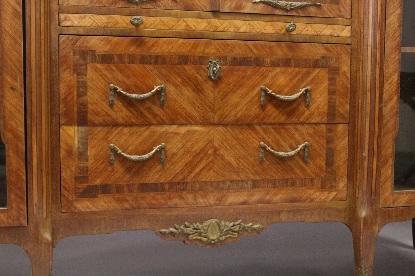 A GOOD LARGE FRENCH KINGWOOD CABINET, formed as a pair of central marquetry panel doors, over a - Image 3 of 8