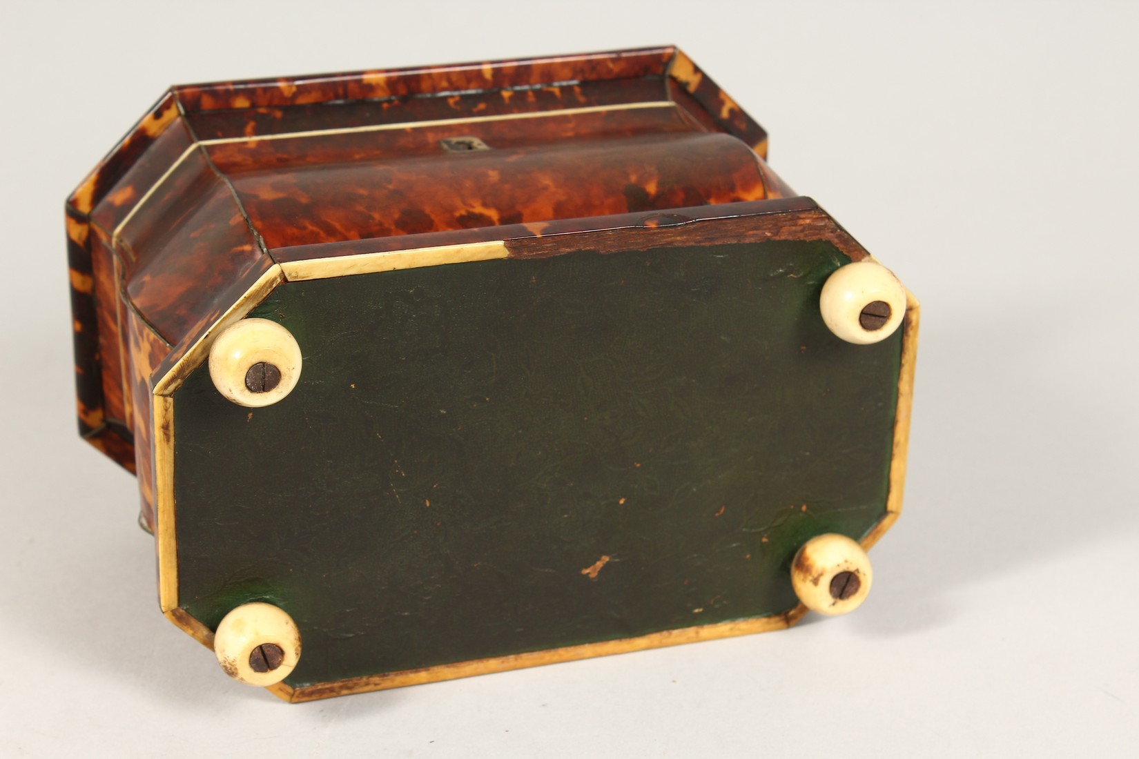 A GOOD REGENCY BLOND TORTOISESHELL TWO DIVISION TEA CADDY on four bun feet. 7ins wide. - Image 6 of 7