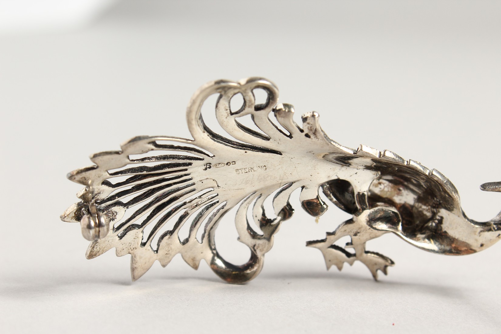 A SILVER AND MARCASITE PEACOCK BROOCH - Image 3 of 3